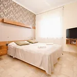 Spacious Victus With Parking And Balcony In By Renters Lejlighed Sopot