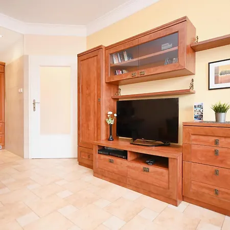 Spacious Victus With Parking And Balcony In By Renters *