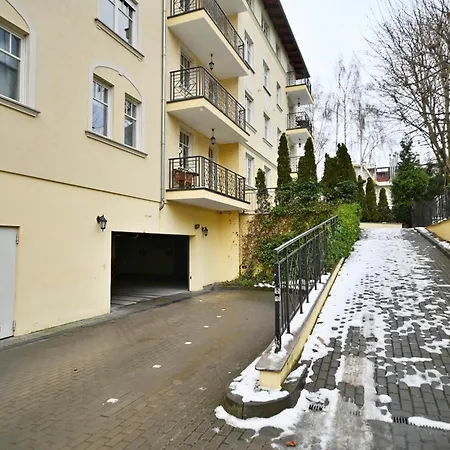 Spacious Victus With Parking And Balcony In By Renters
